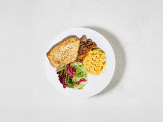 Сніданок американський з куркою, скремблом та салатним міксом