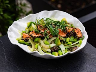 Салат з лососем татакі (200g)