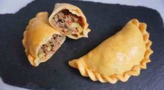 Empanada Argentina de pata y mojo rojo casera (1 ud.)