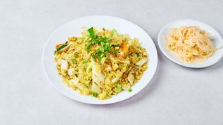 Smażony ryż z warzywami I surówką