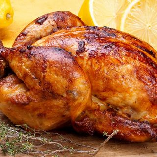 Pollo campero asado + patatas fritas + pan + Lata refresco 