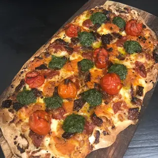 Pinsa Cuatro Quesos con Pesto. (1 ó 2 personas)