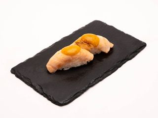Nigiris salmón flameado 