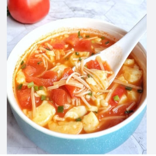 Zuppa di funghi freschi, uovo e gamberi