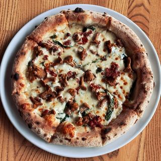 Піца з лисичками ти вʼяленими томатами (490г)