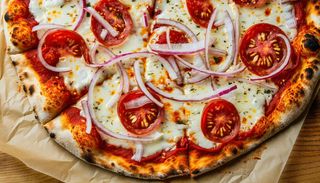 Pizza Diavola con Olive Verdi