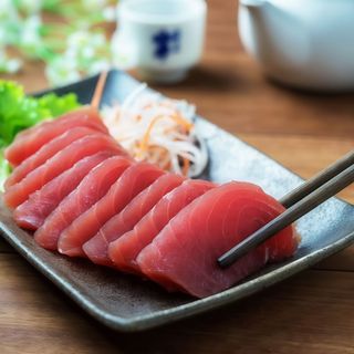 107. Sashimi de atún (8 piezas)