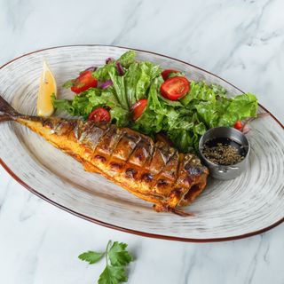 Скумбрия на гриле с овощным салатом