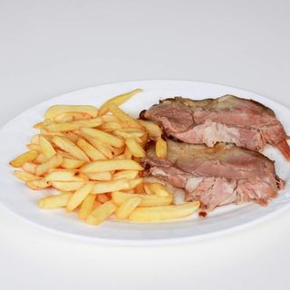 Svinjsko pečenje s prilogom