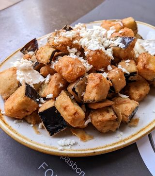 Berenjenas melosas con queso de cabra y miel