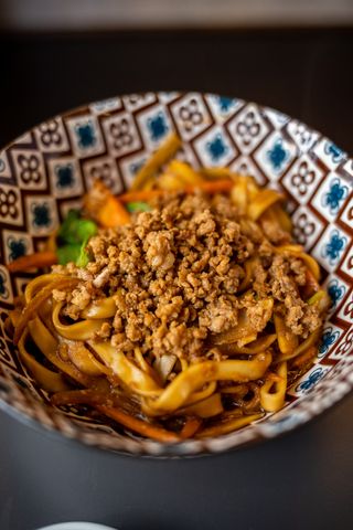 Noodles saltati con maiale