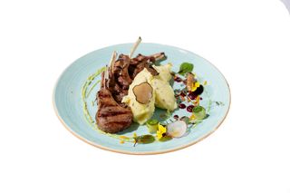 Cotlet de berbecut cu piure de cartofi si ciuperci rumenite