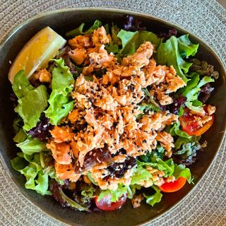 Зелена салата със запечена сьомга и сусам (200гр)