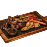 Свински ребърца на скара с гриловани зеленчуци и сос BBQ