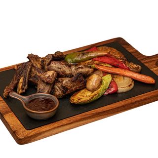 Свински ребърца на скара с гриловани зеленчуци и сос BBQ