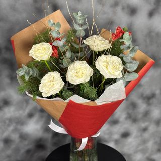 Buchet de trandafiri albi si brad nobilis