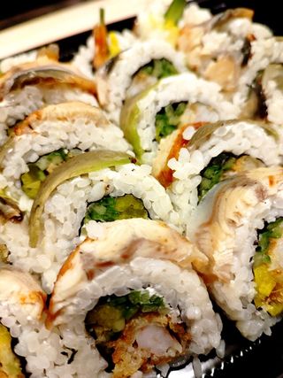 Dragon Roll - krewetka w tempurze zawinieta w węgorza i awokado  