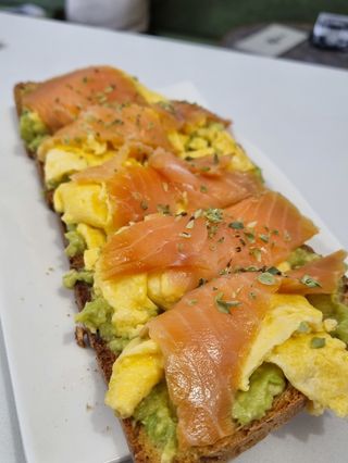 Tosta de abacate, ovo e salmão