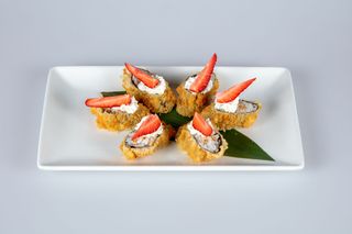 259. Pink roll fritto, salmone cotto, fragola, Philadephia