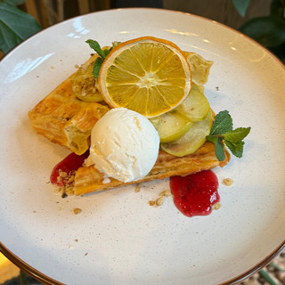 Солодка гофра з карамелізованим яблуком та морозивом (320г)