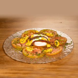 Ensalada de tomate y burrata