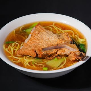 Spaghetti in brodo con costata di maiale