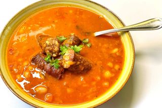 Ceaun de fasole cu carnati