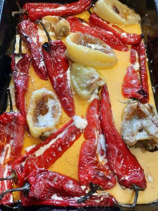 Zapečene cijele paprike u kajmaku