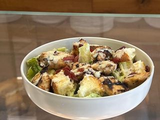 Insalata Caesar con pollo alla griglia