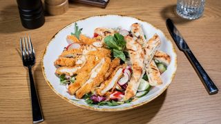 Salată cu șnitzel vienez