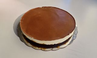 Торта маскарпоне с праскови 8 парчета (900 гр.)