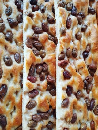 Focaccia Vegetariani (19 Cm.)casera genovese alle olive con bibita 