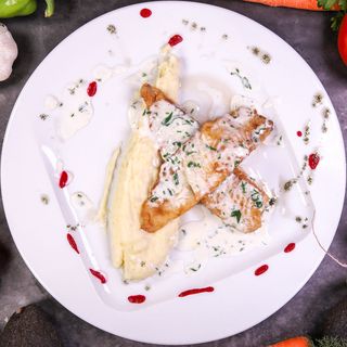 Бяла Риба със сос парсли и пюре (300г)