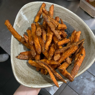 Frytki z batatów frytki z sosem serowym