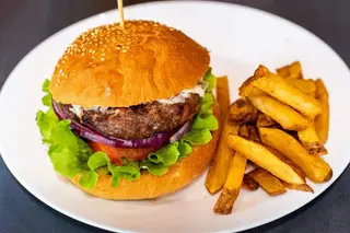 Mediteranski pileći burger