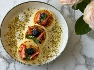 ჩიზქეიქი თეთრი შოკოლადის სოუსში