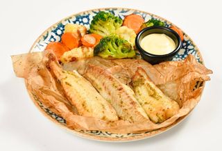 Печена Бяла Риба със зеленчуци и сос Холандез-350гр