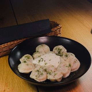 Pielmieni ze śmietaną i szczypiokiem