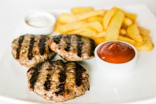 Тройка кюфтета с картофена салата