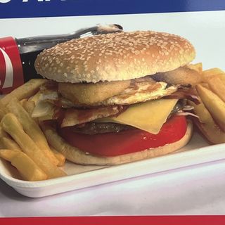 Menú Hamburguesa América Rico, Papas Fritas O Papas Deluxe Y Bebida