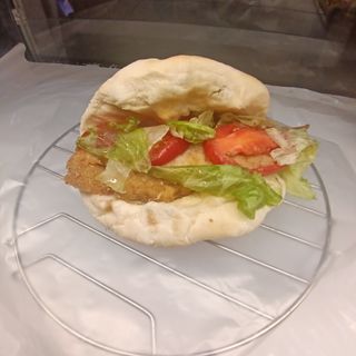 Pan pizza pollo panato lattuga e pomodoro 