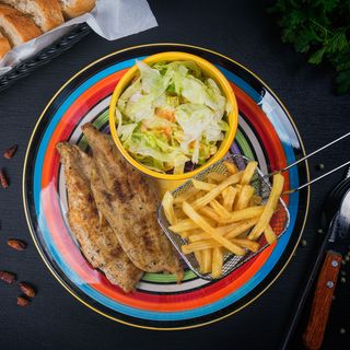 Piept de Pui la Gratar servit cu Cartofi Prajiti & Salata Mixta