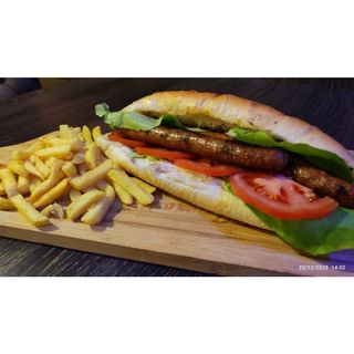 Kobasice u kifli i pomfrit