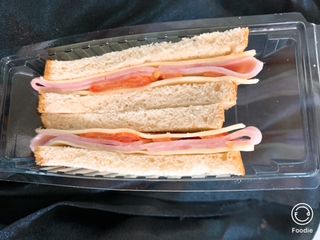 Sandwich cu muschi file, cascaval si rosii