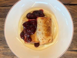 Солодкі млинці з сиром і вишнями (330g)