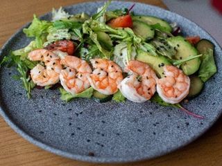 Салат з креветками та авокадо (230g)