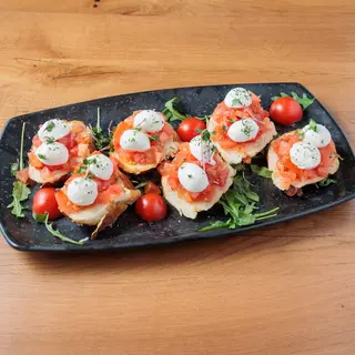 Bruschette sa mozzarellom i paradajzom