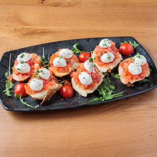 Bruschette sa mozzarellom i paradajzom