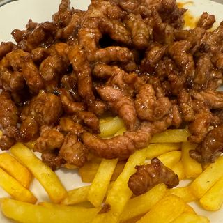 ternera con patatas fritas