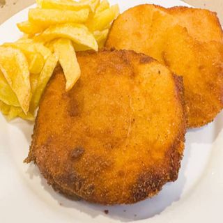 Panados de Porco com batata frita e arroz